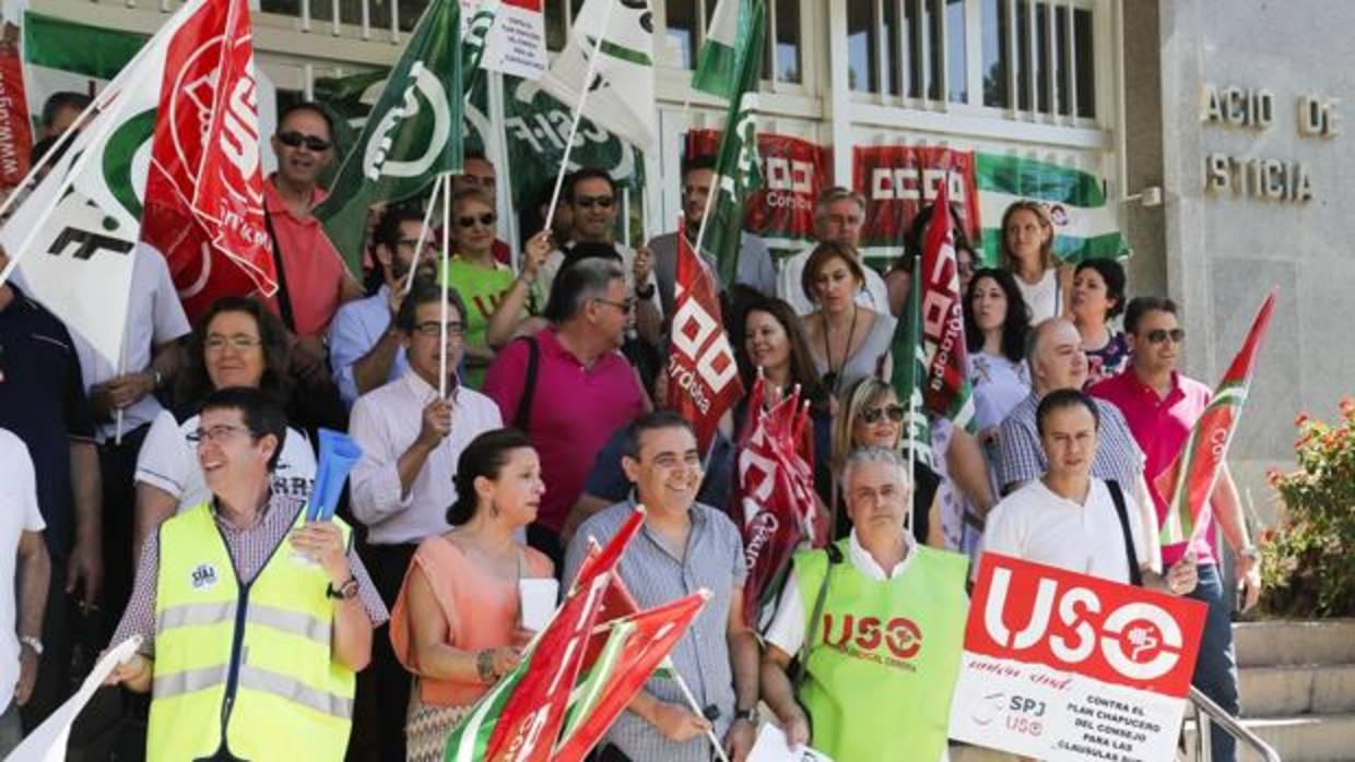 Protesta contra las cláusulas suelo en la Audiencia Provincial