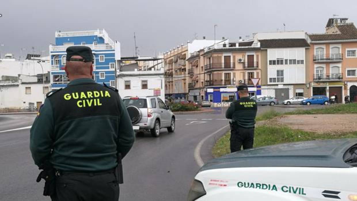 Dispositivo de la Guardia Civil en Puente Genil