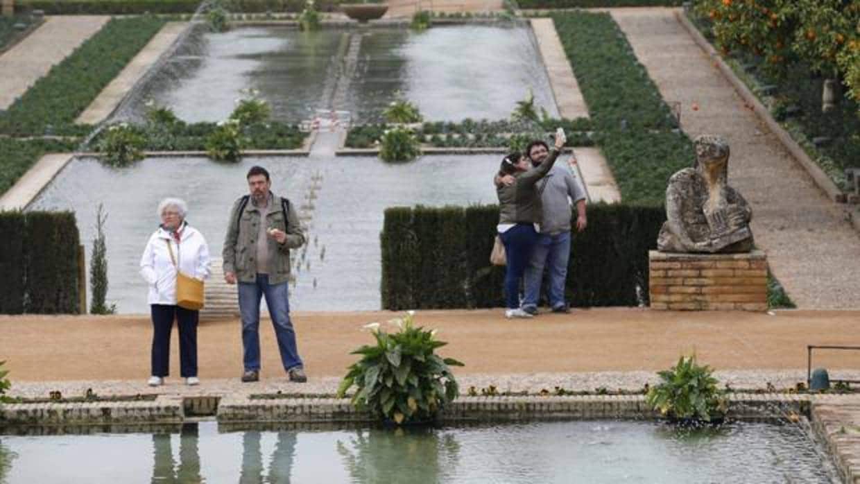 Visitantes al jardín del Alcázar de los Reyes Cristianos