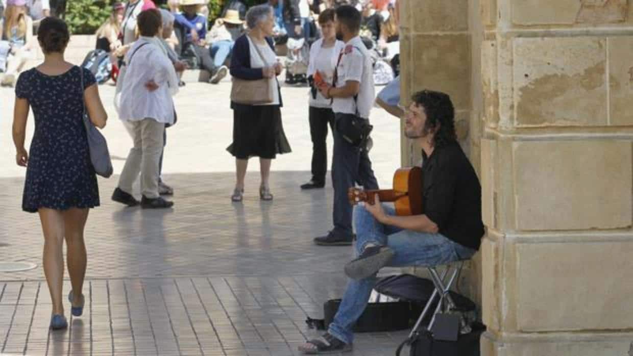 Un guitarrista en la Puerta del Puente