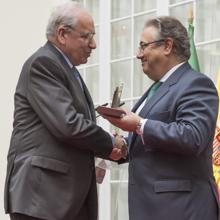 Alfonso Guerra y el ministro Zoido