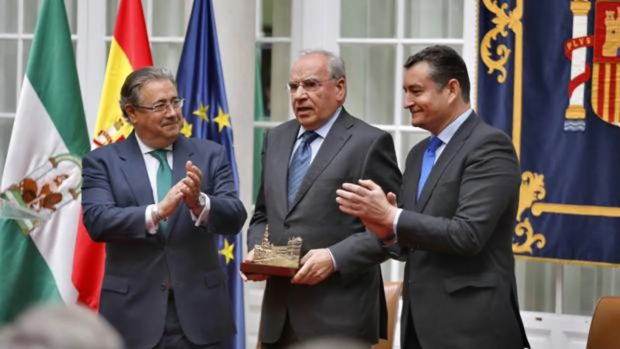 La entrega de los premios «Plaza de España» ha estado presidida por el ministro Zoido