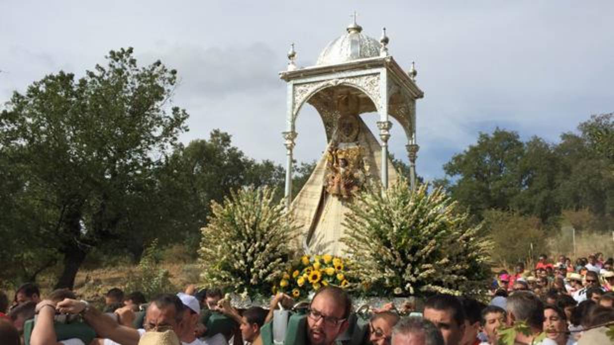 La Virgen de la Sierra, durante una bajada