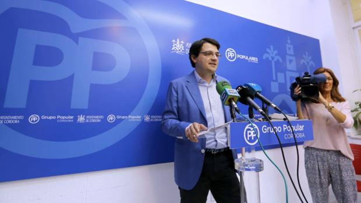 José María Bellido, portavoz del grupo municipal del PP, durante una rueda de prensa