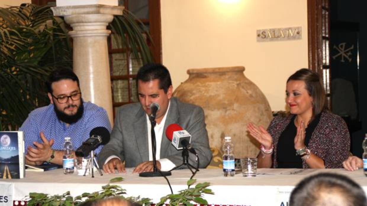 David Aguilera (centro) en la presentación de su libro en Priego