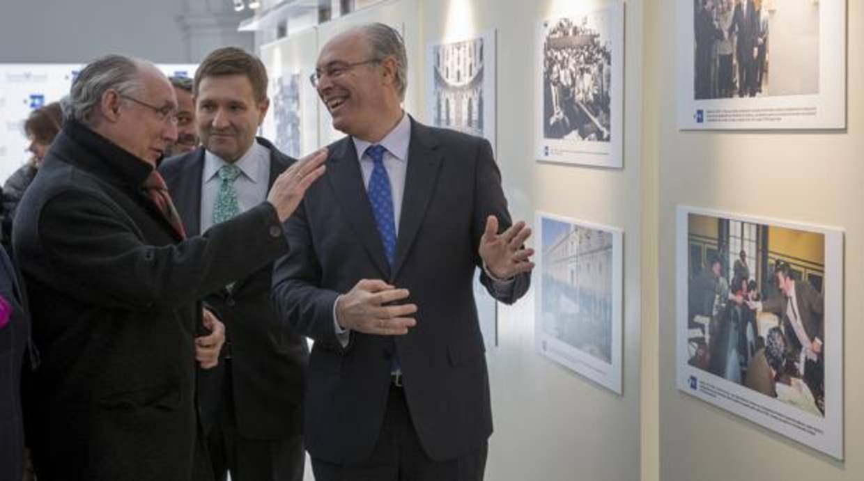 El presidente del Parlamento andaluz, sonriente hoy en la exposición «35 Aniversario del Parlamento»