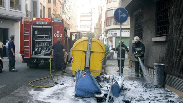 Detenido un joven de 19 años por prender fuego a un contenedor en Córdoba