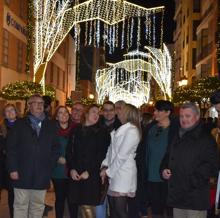 El alcalde, ayer observando la iluminación navideña de Puente Genil