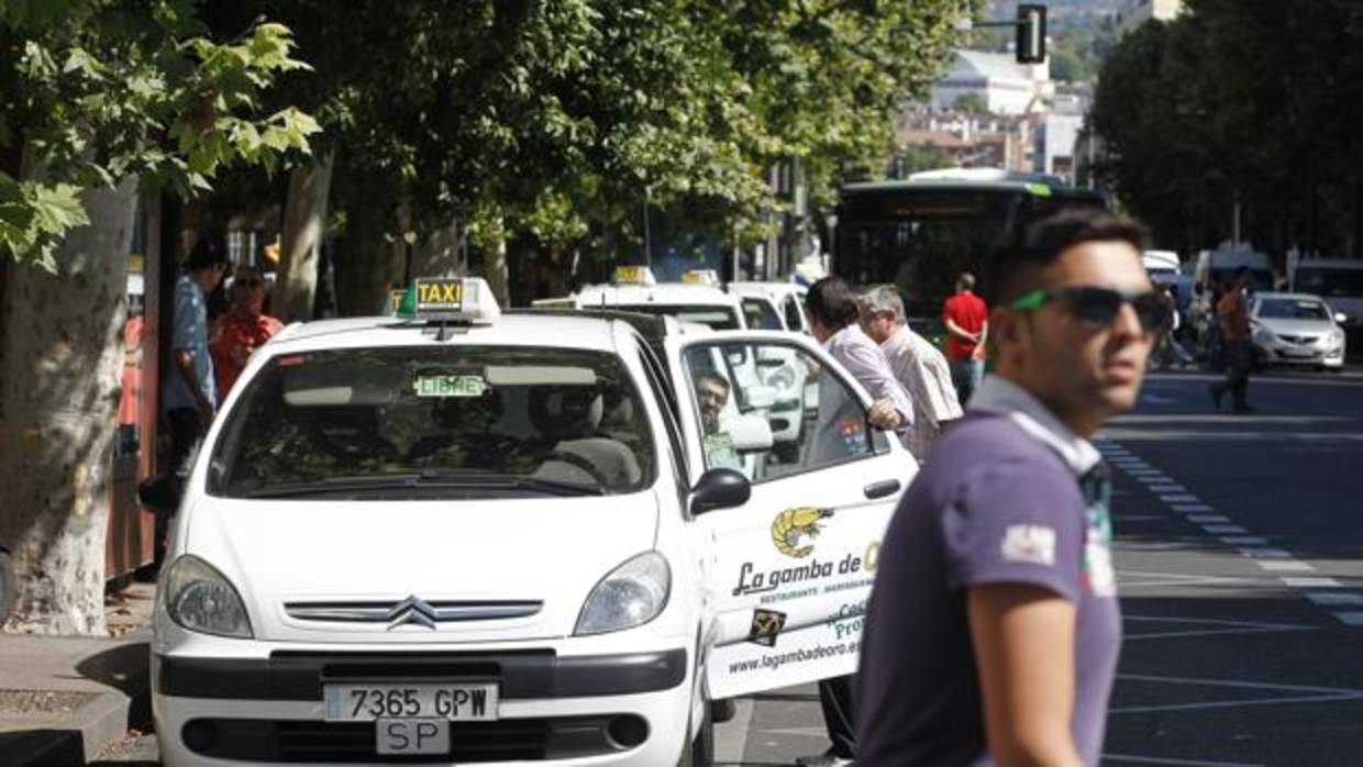 Taxis aparcados en una parada de Córdoba