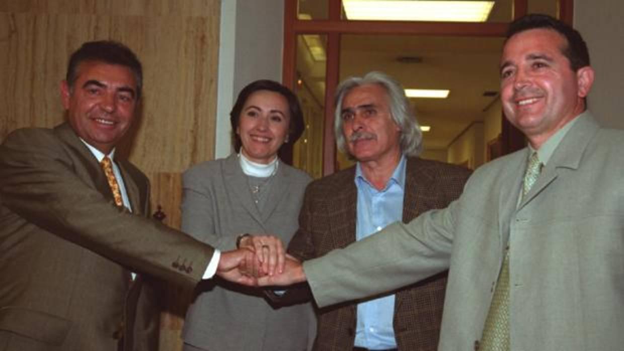 En el centro, Rafael Gómez en el año 2000 junto a la ex alcaldesa Rosa Aguilar