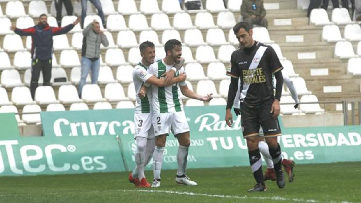 José Antonio Caro celebra uno de sus goles ante el Rayo junto a Daniel Pinillos