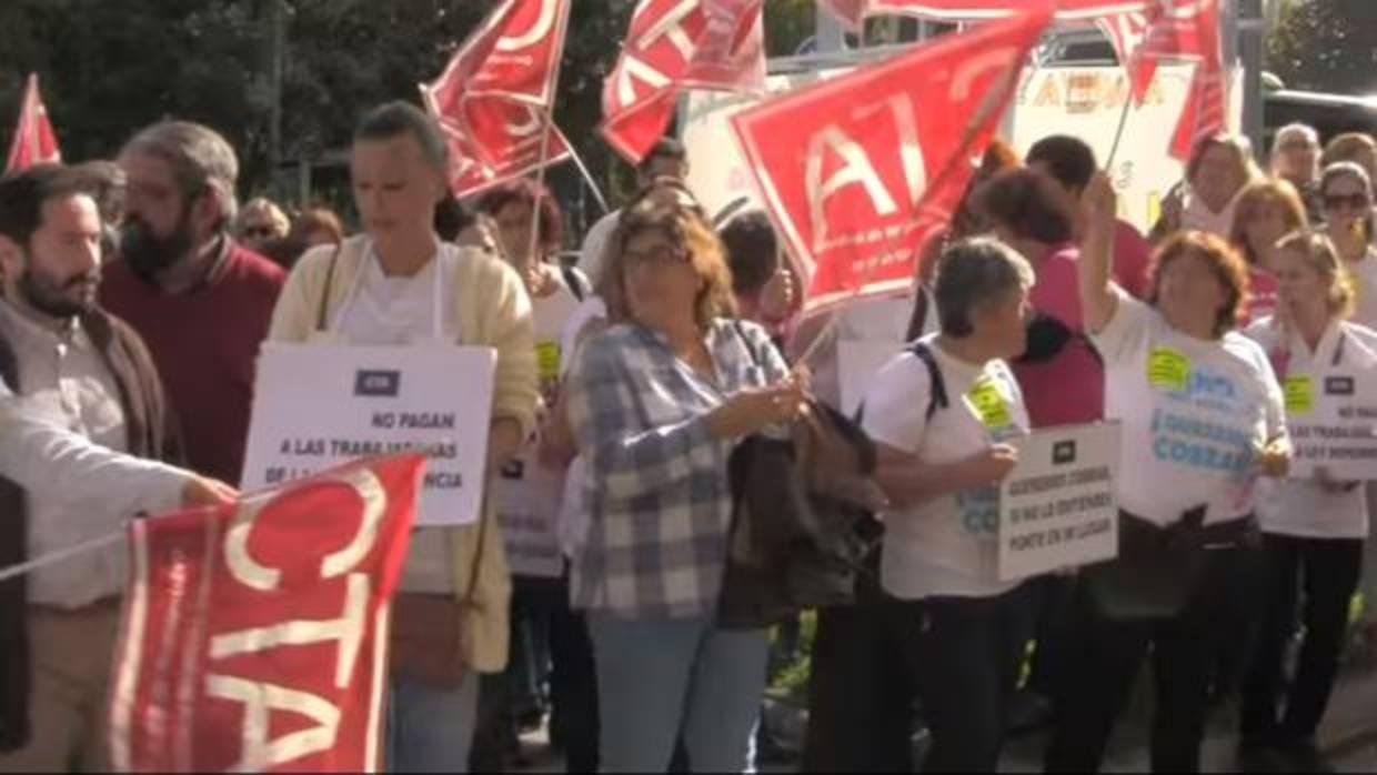 Manifestación ante la puerta de la Diputación Provincial