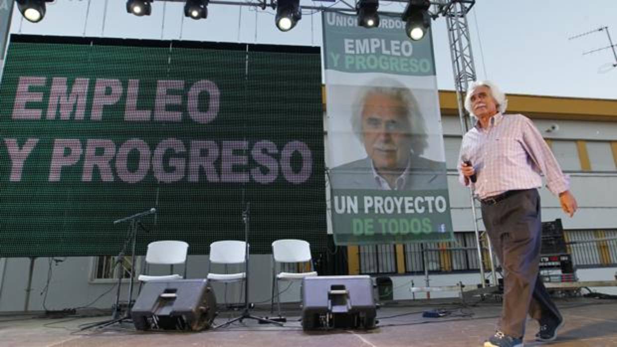 Rafael Gómez en el escenario de un mitin electoral de la campaña municipal de 2015