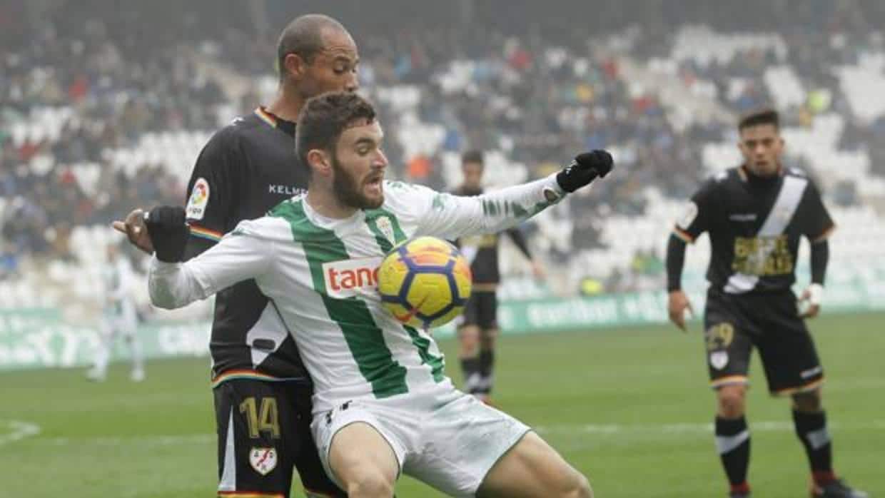 Javi Galán presionado por Baiano en el Córdoba CF-Rayo Vallecano de este domingo