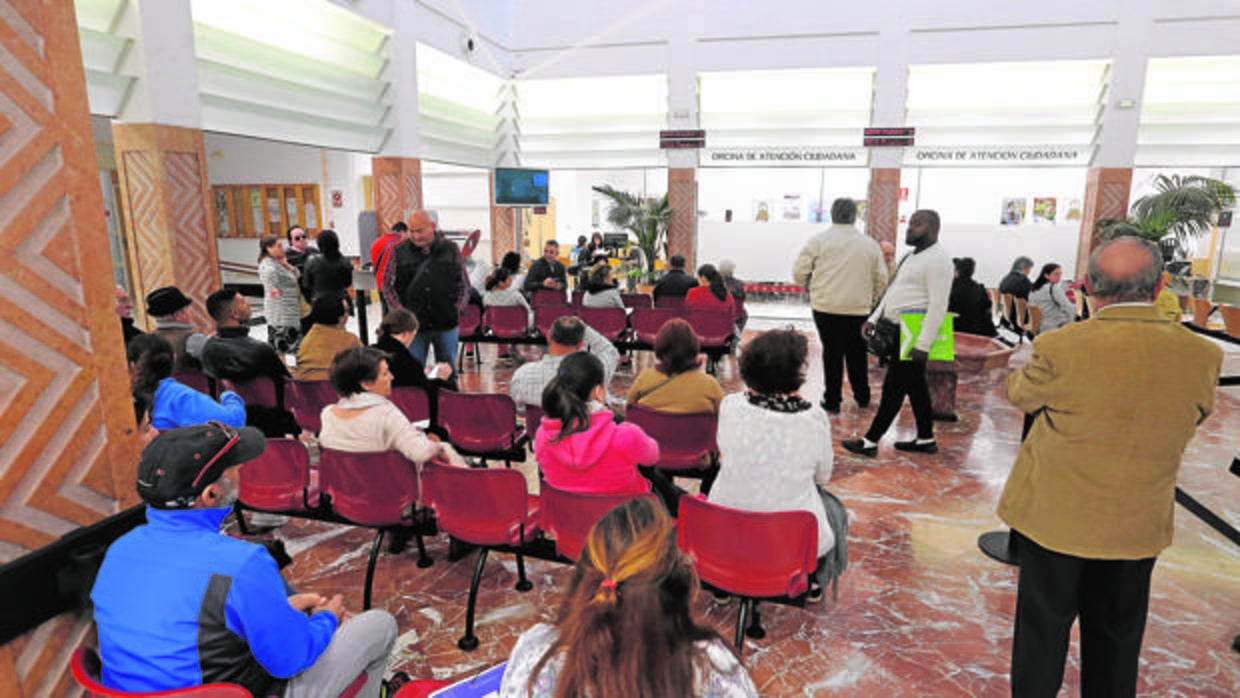 Un grupo de personas esperaen la Oficina de Atención Ciudadana del edificio de Gran Capitán