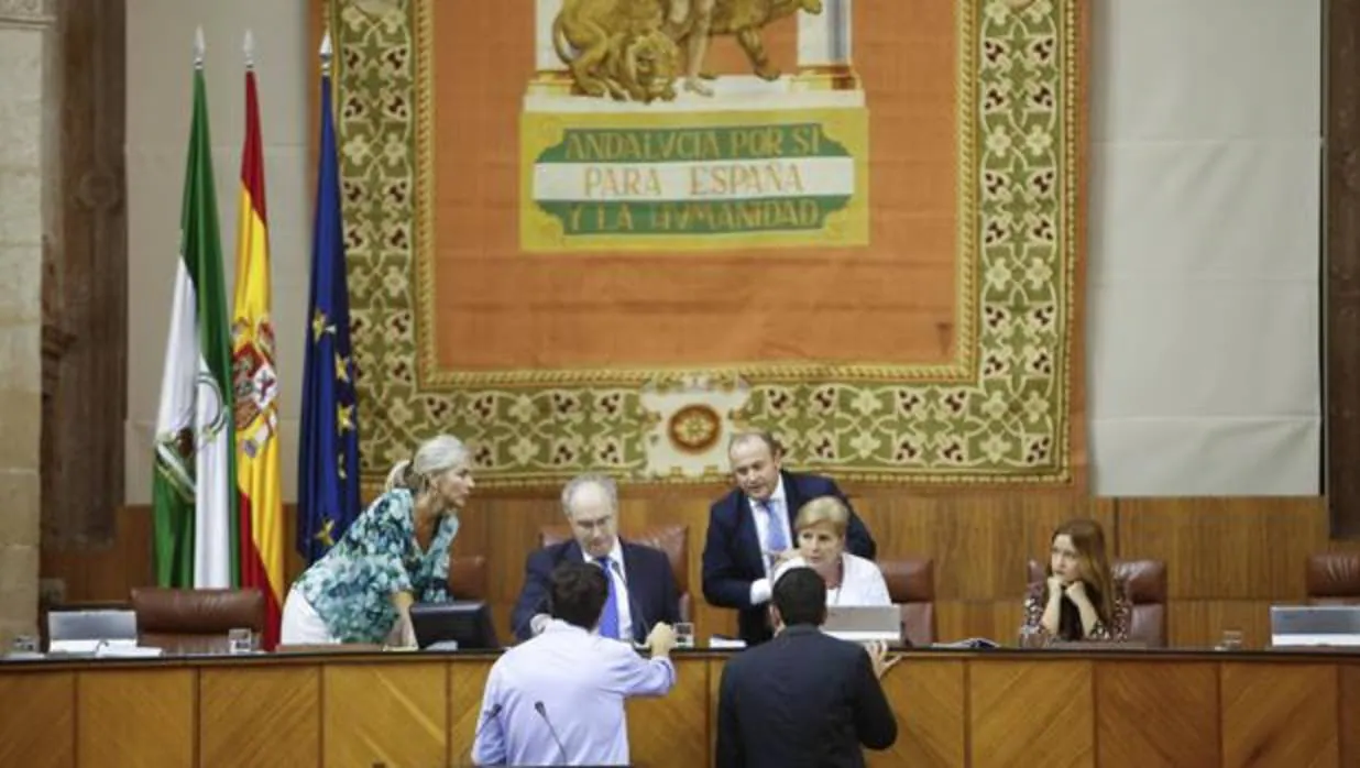 Los miembros de la Mesa durante un debate en una sesión del pleno del Parlamento
