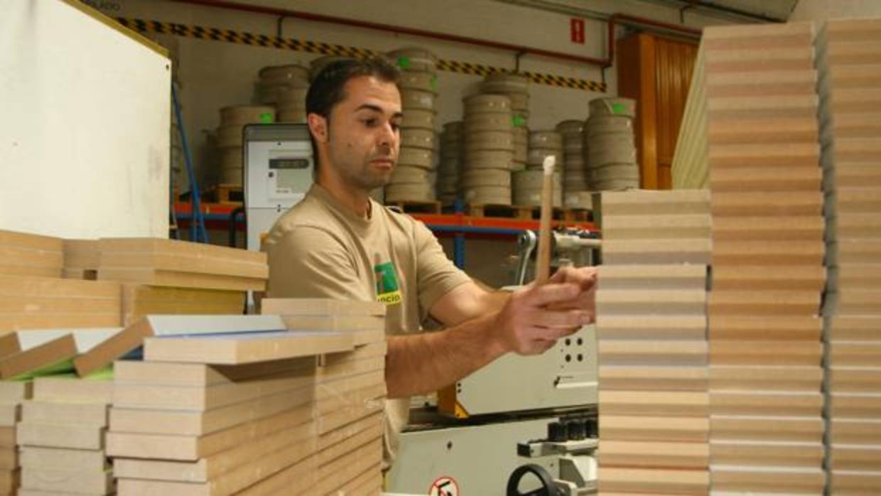 Un trabajador en una fábrica de muebles