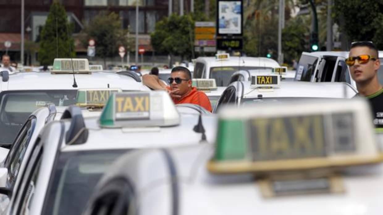 Protesta de taxis en el Centro de Córdoba