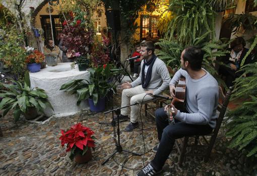 Actuación en uno de los recintos de la Navidad en los Patios de Córdoba