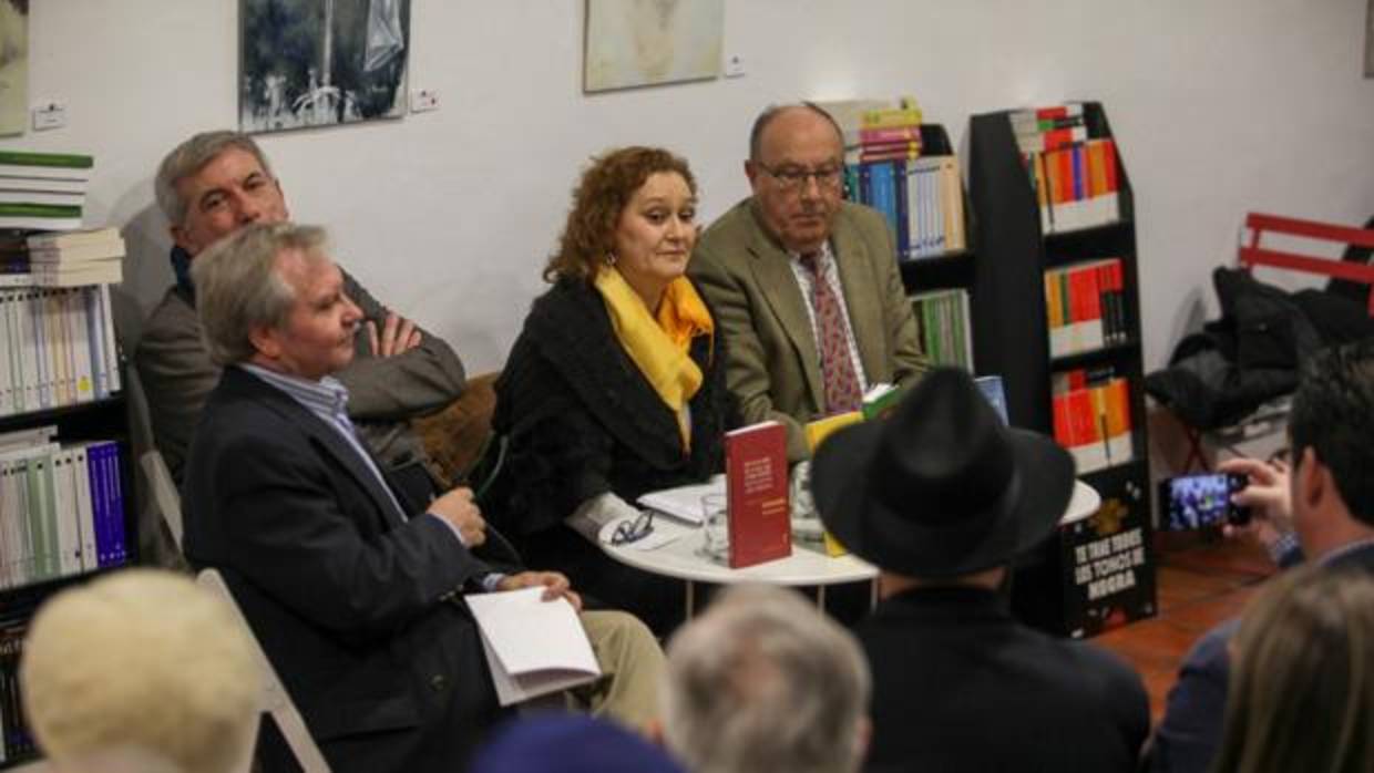 Balbina Prior, una de las coordinadoras del trabajo, este jueves en la presentación del libro