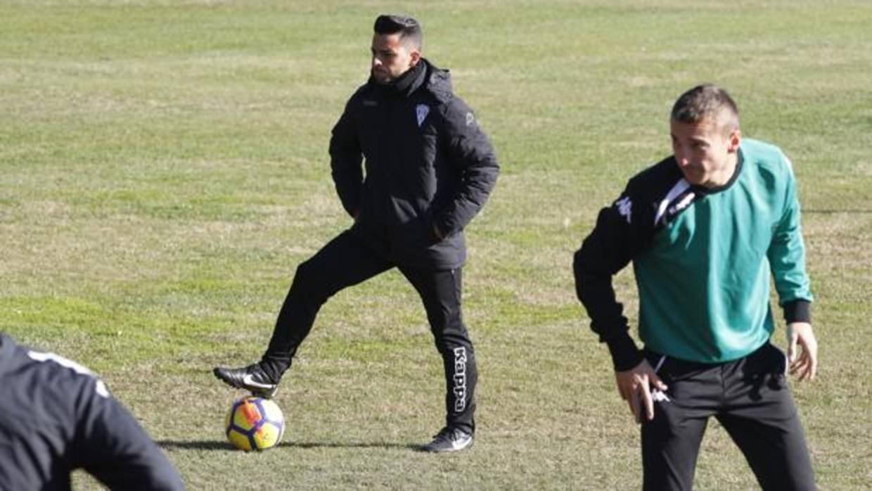 El entrenador del Córdoba CF, Jorge Romero, pisa el balón
