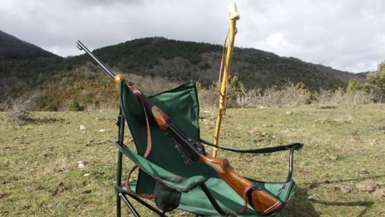 Un arma sobre la silla de un montero