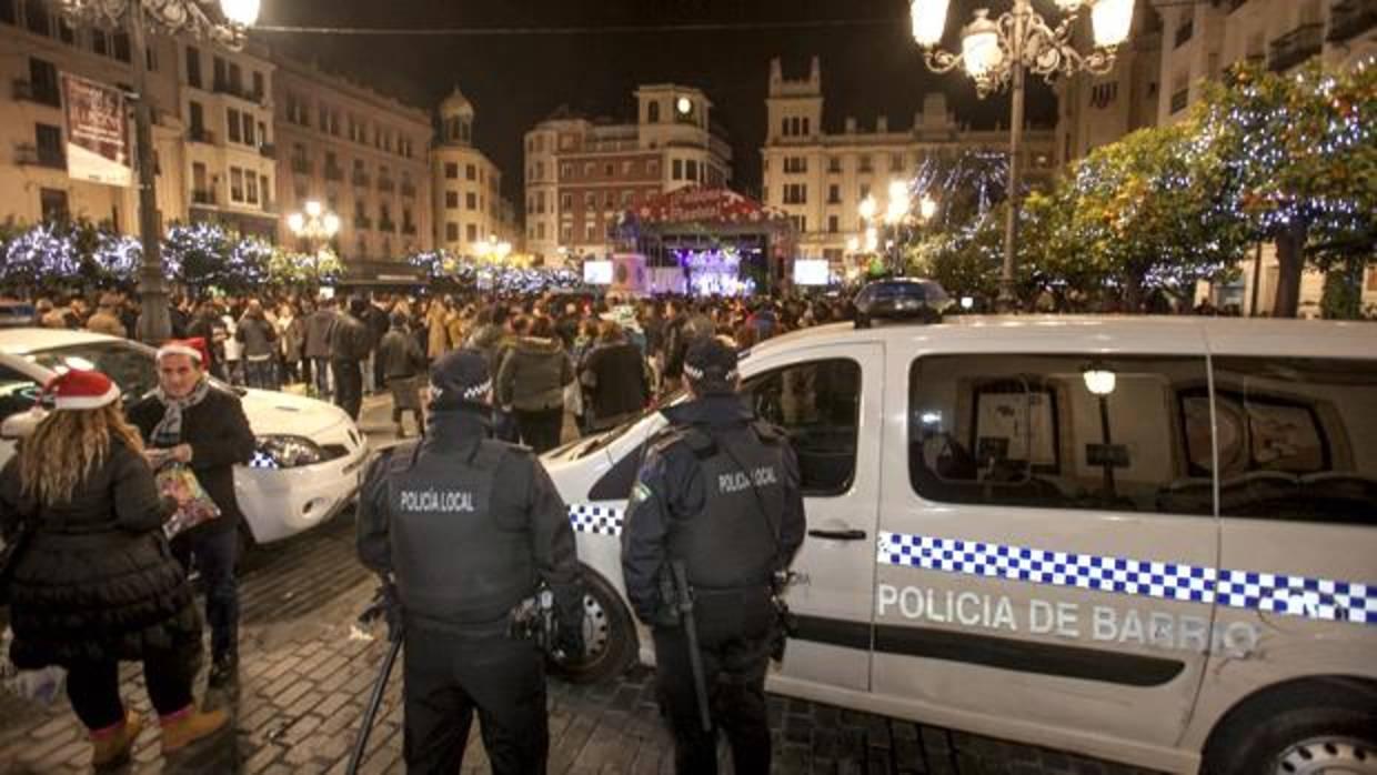 La Policía Local vigila la celebración de una Nochevieja en las Tendillas