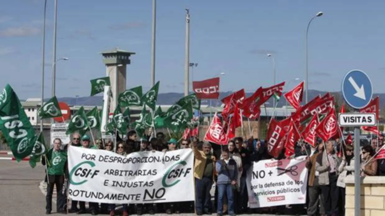 Funcionarios de la prisión de Alcolea en una protesta