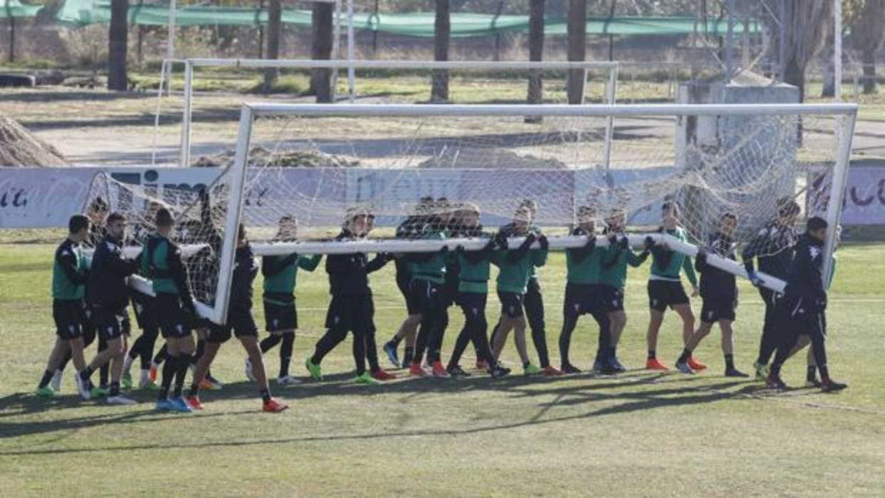 Los jugadores del Córdoba trasladan una portería en la ciudad deportiva