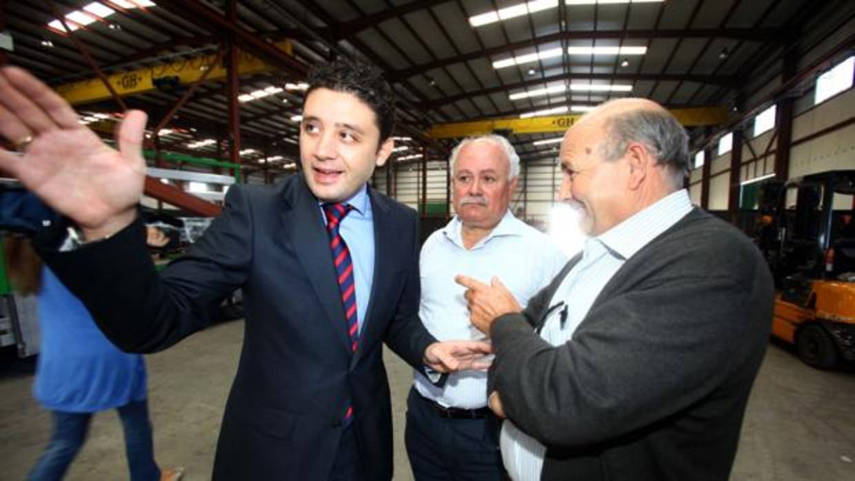 Rafael Velasco, en una visita institucional a una fábrica en 2009