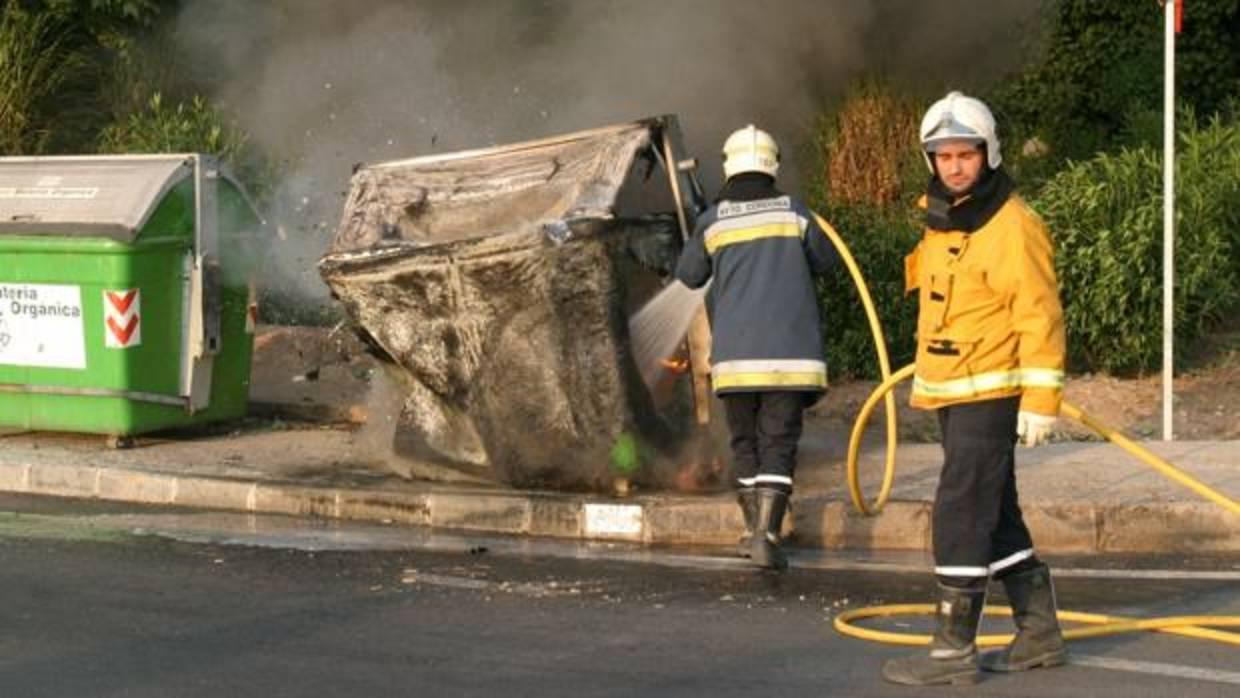 Los bomberos sofocan el fuego de contenedores