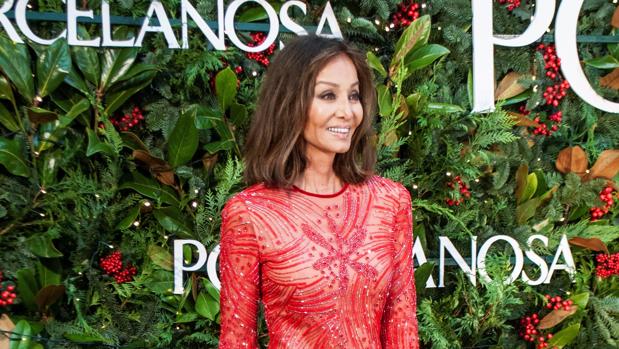 Isabel Preysler a su llegada a la inauguración de la nueva tienda de Porcelanosa en Málaga.