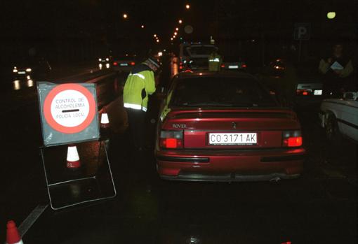 Un Policía Local en un control junto a la Torre de la Malmuerta