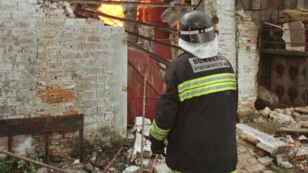 Cuatro adultos y un bebé desalojados por el incendio de la cocina de una vivienda