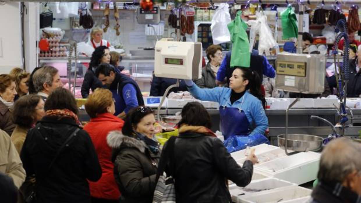 Cordobeses ultimando las compras navideñas en un mercado de la capital