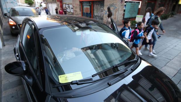 El Ayuntamiento de Córdoba reducirá los permisos para llevar en coche a los niños a colegios del Centro