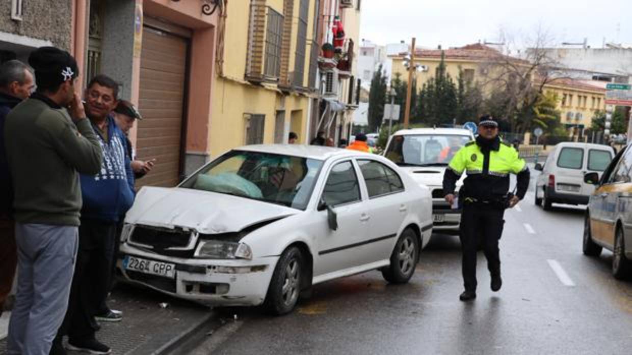 Estado en que quedó el coche empotrado contra una casa