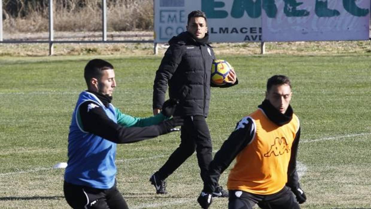 Jorge Romero observa una acción de sus jugadores