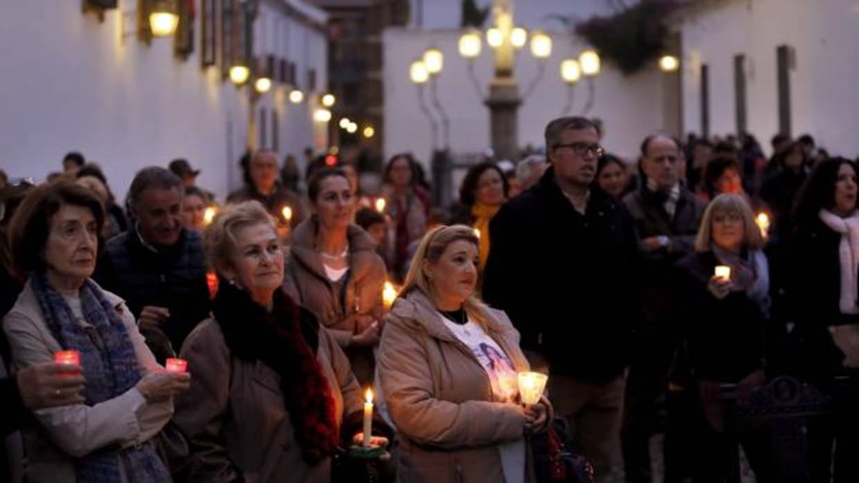 Participantes en la concentración por la vida en la plaza de Capuchinos de Córdoba