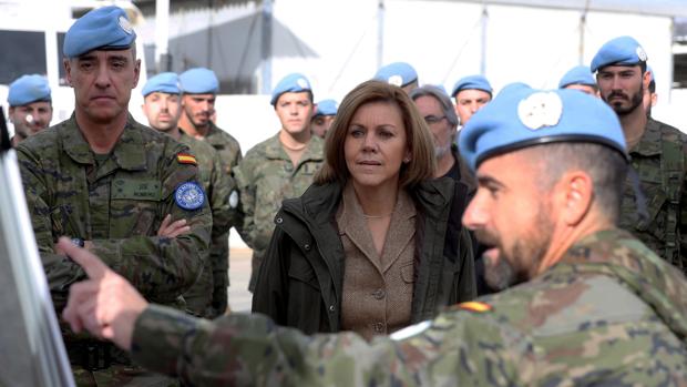 Cospedal visita el puesto donde murió el cabo Soria