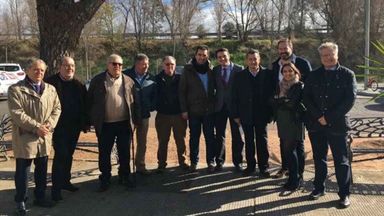 El delegado del Gobierno, junto a otros cargos del PP, en el barrio de la Fuensanta