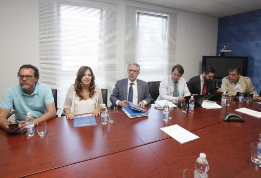 El presidente del polígono tecnológico (en el centro), durante una reunión del consejo