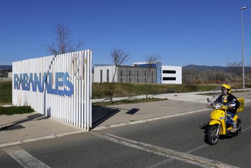 Una moto sale del parque tecnológico Rabanales 21