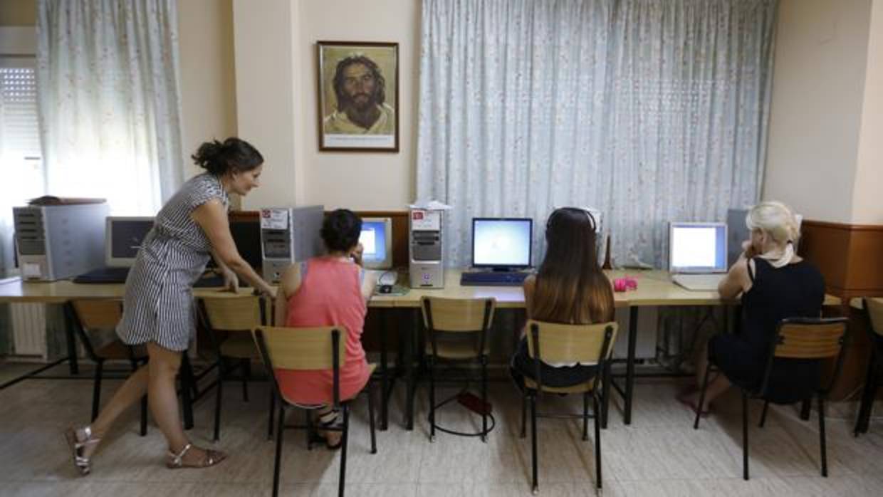 Mujeres acogidas en la casa Fuente de Vida, de las Adoratrices, para madres sin recursos