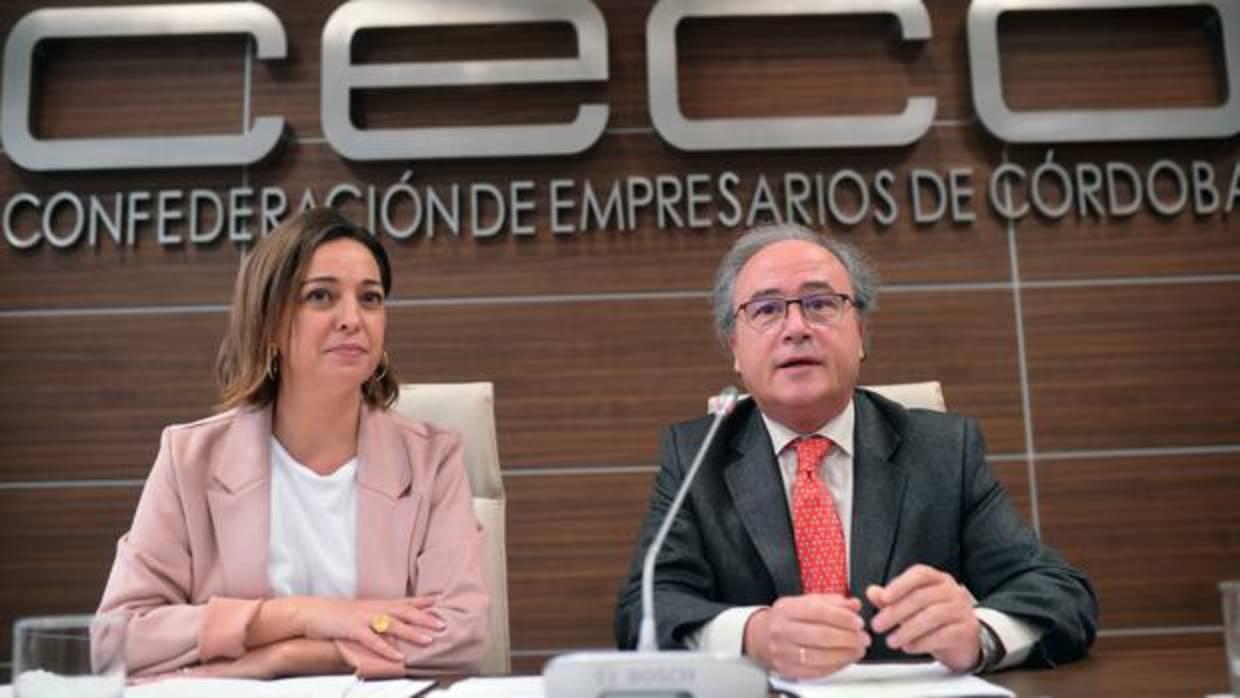 La alcaldesa, Isabel Ambrosio, y el presidente de CECO, Antonio Díaz