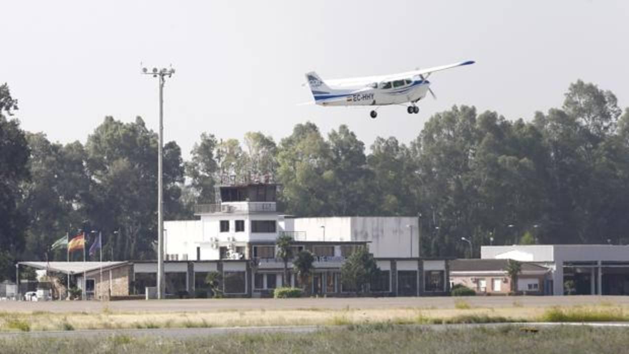 Una aeronave despega de la pista cordobesa