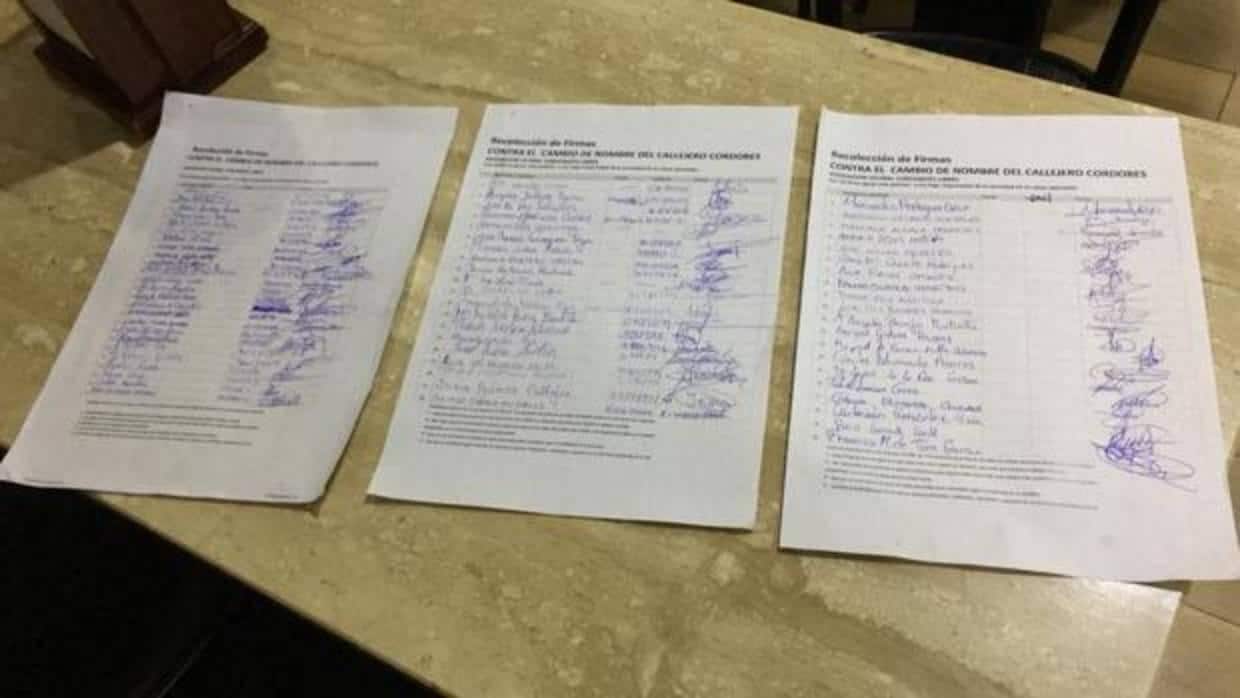 Firmas recogidas por los vecinos en contra del cambio de nombre a Cruz Conde