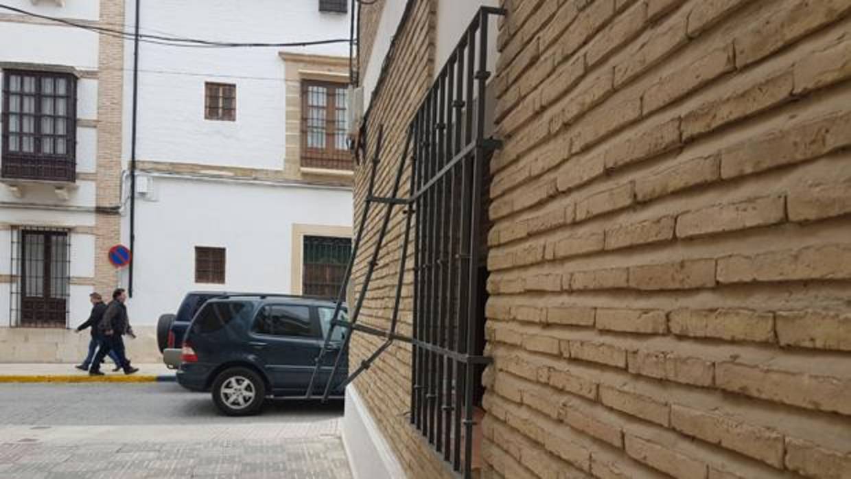 Ventana forzada de la notaría en Aguilar de la Frontera por la que entraron los ladrones