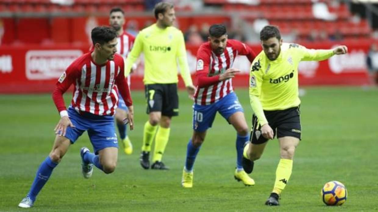 Javi Galán conduce la pelota durante el Sporting de Gijón-Córdoba CF