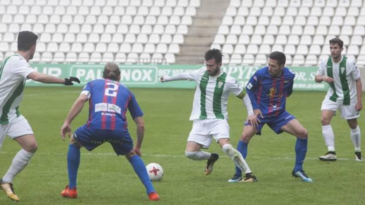 Sebas Moyano intenta marcharse de un rival en el Córdoba B-Extremadura